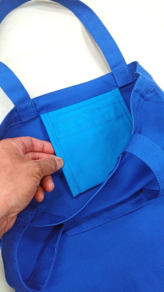 お客様からのご依頼でこちらのトートバッグに内ポケットを取付けたいとのご相談をいただきました。<br>これこそ弊社が得意とする分野なので加工が可能です。<br>青バッグに水色の内ポケットが可愛いですね♪