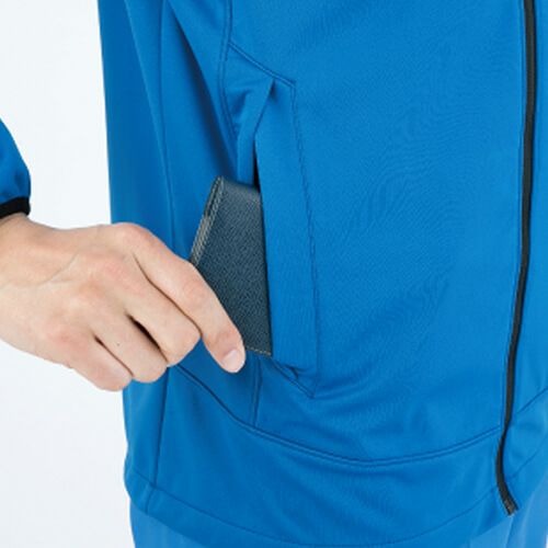 サイド部分のポケットは物が落ちにくい設計