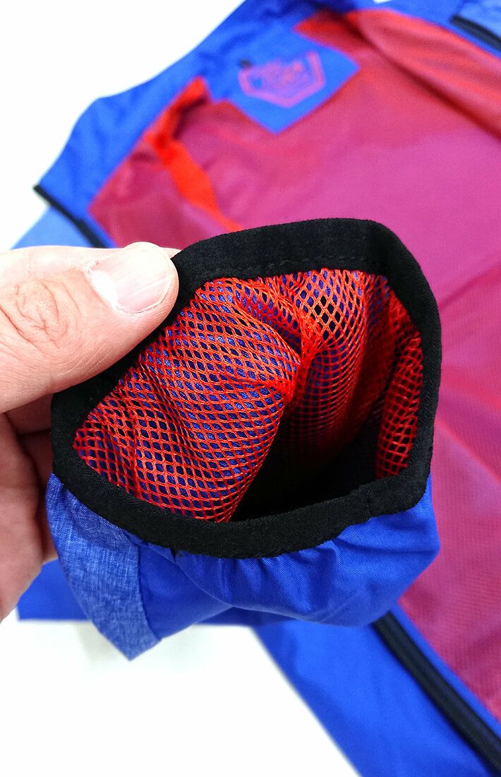 袖の内側もメッシュ生地を採用しています。