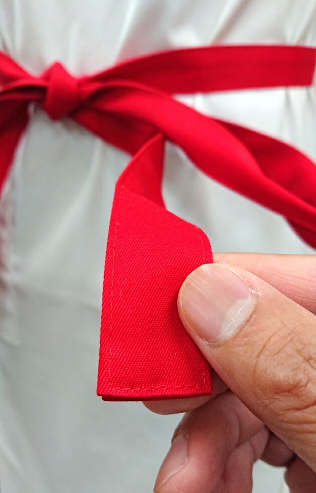 付け替えたエプロン紐部分の縫製アップ写真