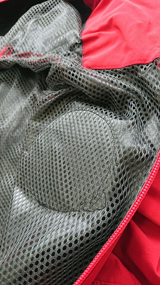 ナイロンパーカーにワッペン刺繍を縫い付けた部分の裏面部分です。内側は総裏メッシュですがこんな感じの縫製の仕上がりになります。