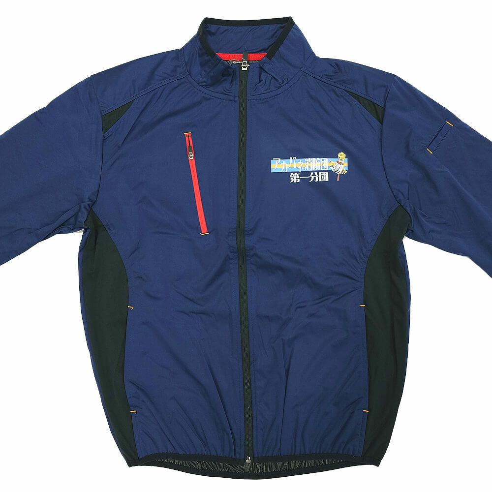 東京都北区で活動されている赤羽消防団第一分団様のオリジナルジャンパーの完成写真をご覧ください。<br>左胸にワンポイントでプリントいたしました。