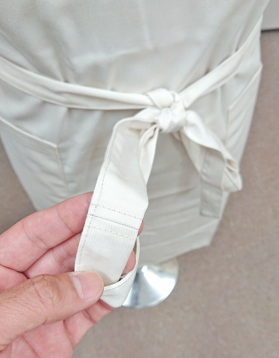 この写真のようにエプロンの紐を長く付け足し加工しました。