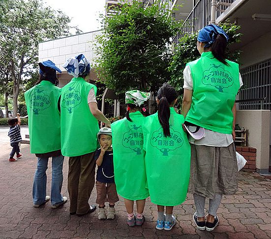 コープ野村府中自治会様のナイロンベスト着用写真