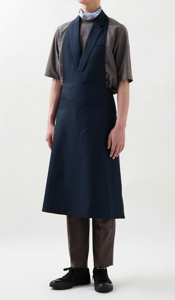 カットソー着用ででカジュアルな雰囲気に。