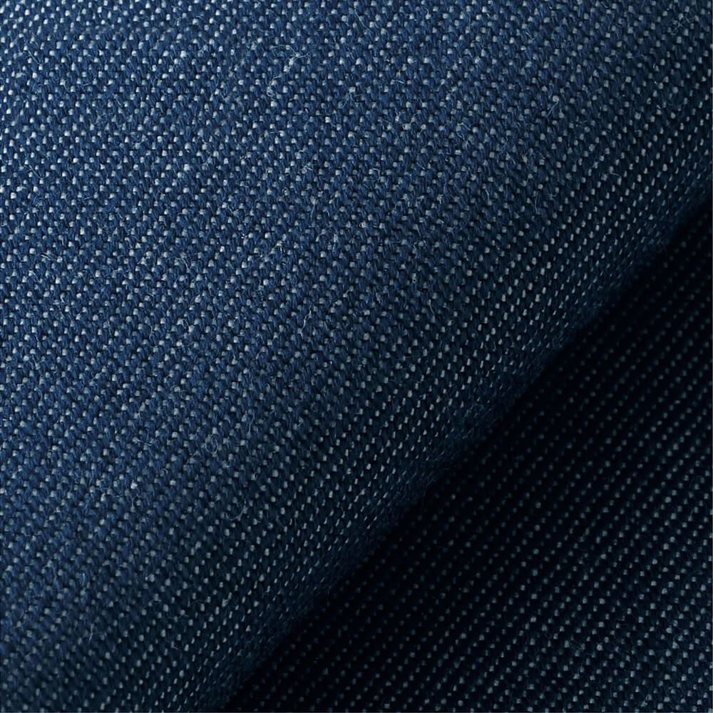 先染めデニム（薄手ながら耐久性や染色堅牢性を高めたポリエステル混紡のデニム素材）