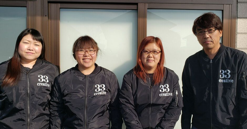 人材派遣業33クリエイティブ様のスタッフジャンパーの着用写真