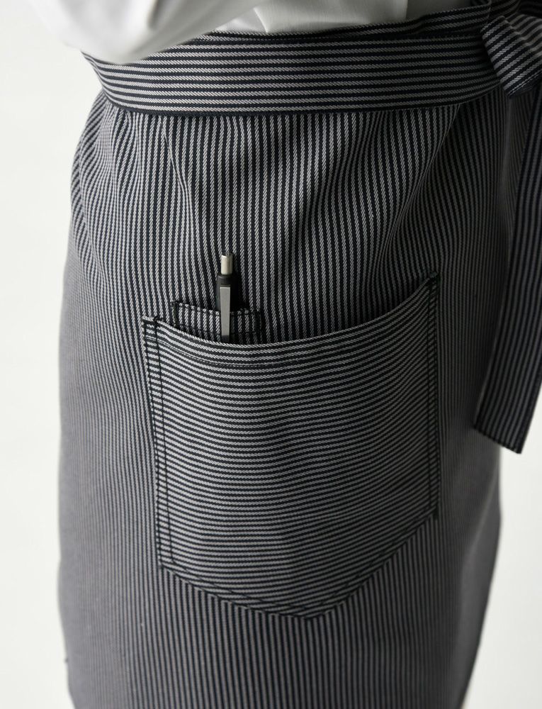 右腰ポケット内にはペン差しポケット付き