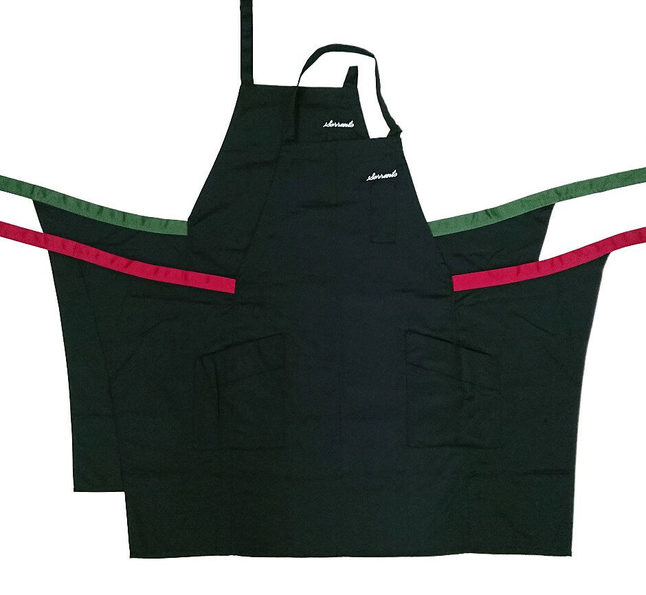お客様からのご依頼で、腰紐（ひも）部分を真っ黒から緑と赤系に付け替えいたしました。<br>個性的なカラーのエプロンが完成です。<br>着用いただくのがイタリア料理店様なのでイタリア国旗のカラーリングですね。