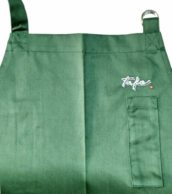 新宿区神楽坂にオープンした居酒屋take様のロゴマーク刺繍入りエプロンを製作させていただきました。ロゴ入りユニフォームって見てるだけでかっこいいですね♪