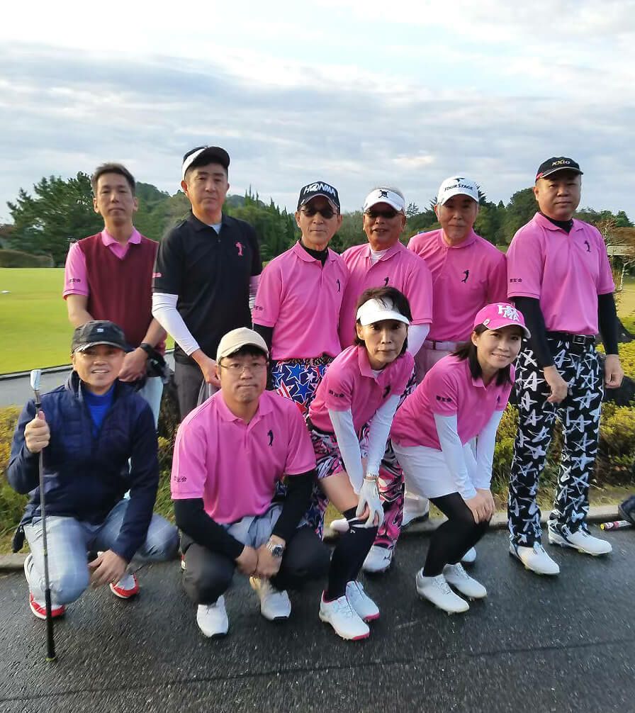 社会人ゴルフサークルチーム類友会様の実際のゴルフコンペ時での名入れポロシャツの着用写真です。