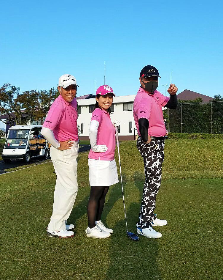 はい！ポーズ♪<br>ピンクのポロシャツには黒プリントと黒色の刺繍糸で名入れしています。