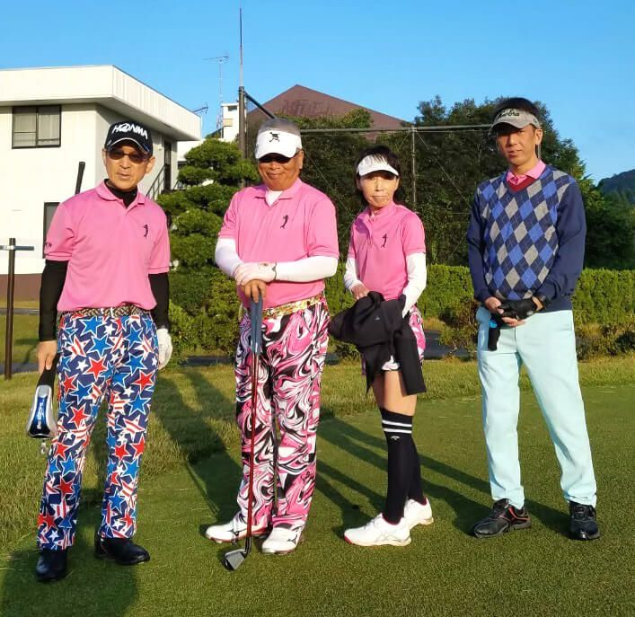 もういっちょパチリと撮影♪<br>ピンクポロシャツは、こんなに可愛くって派手なパンツとも相性抜群♪