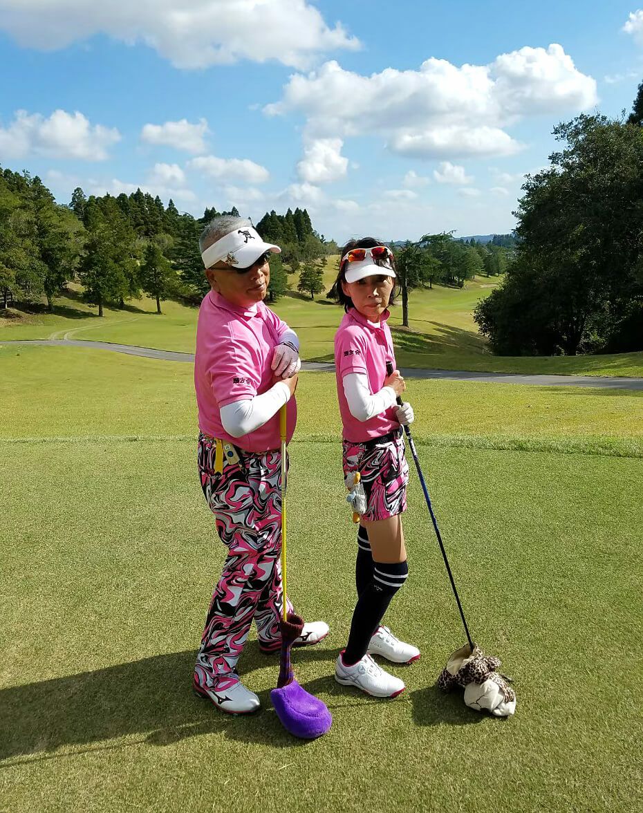 こちらのお二人は全身コーディネイト！<br>ポロシャツとパンツ、靴ともにすべてピンクで統一。<br>これは飲食店ユニフォームでも取り入れたいぐらい良いカラーコディネイト例です！！！