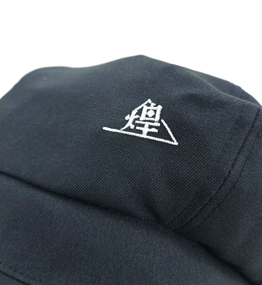 ロゴ刺繍部分の拡大アップ写真も撮影です。<br>アップで撮影してもキレイに刺繍が入っております