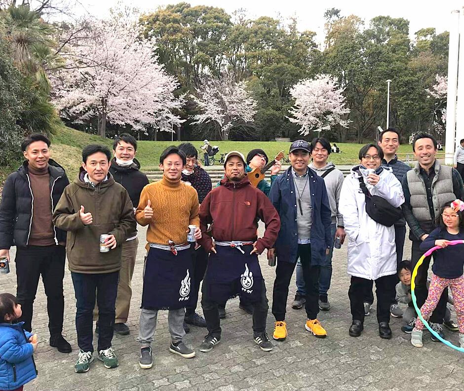 あけぼの幼稚園保護者会・父の会様の皆さんの集合写真。<br>真ん中の酒屋前掛けを着用されてる、お二人が次期役員さんです！