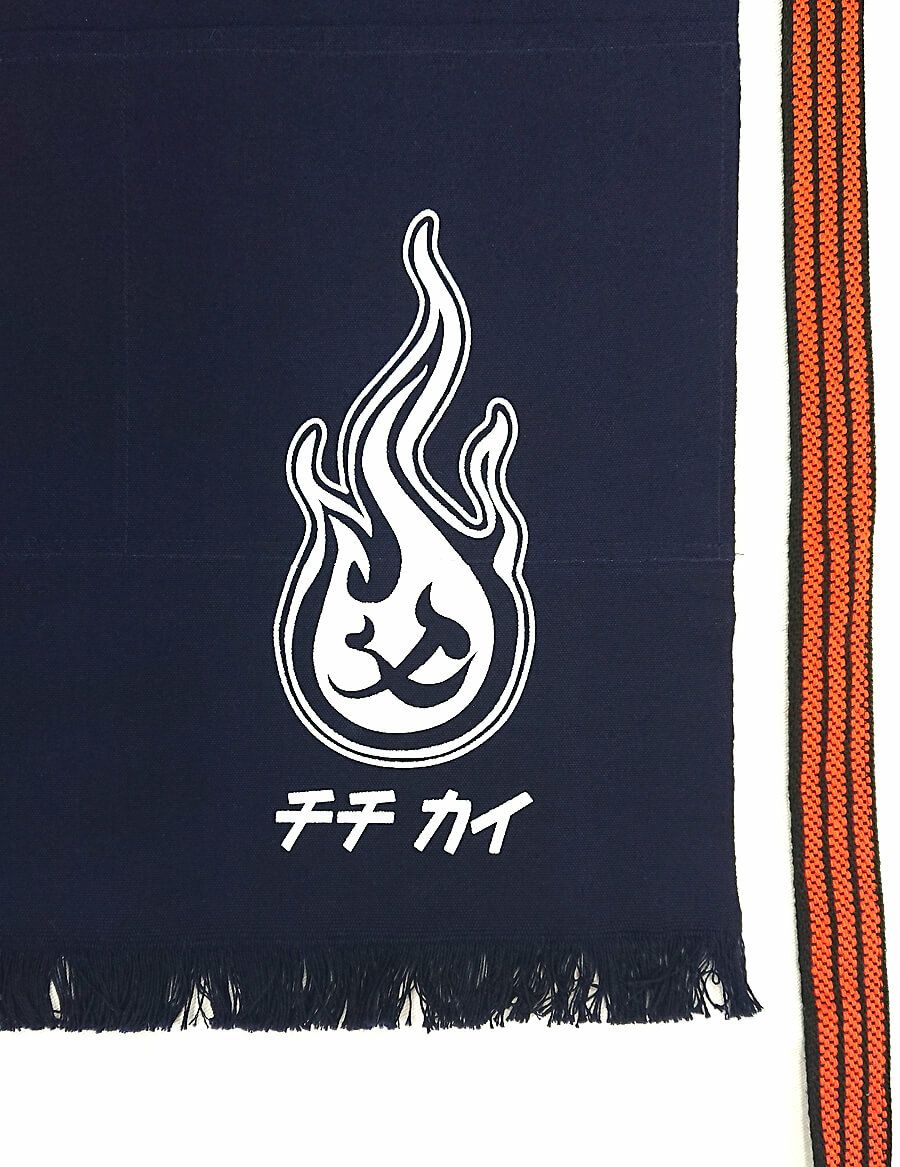 こんな感じでロゴマークは、ポケット部分をまたいで入れています！<br>プリント工場の技術的に、今まではポケットをまたぐ事が不可能だったのですが、今回初めて別の方法を編み出し、プリントに成功しております！