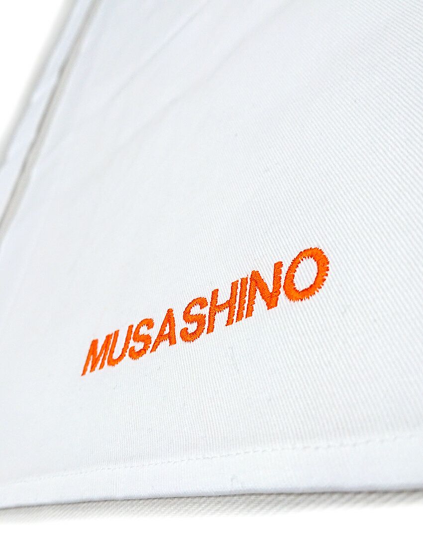 あと専門学校名をオレンジ色でネーム刺繍させていただきました。<br>武蔵野栄養専門学校をアルファベットでMUSASHINOの文字を刺繍。