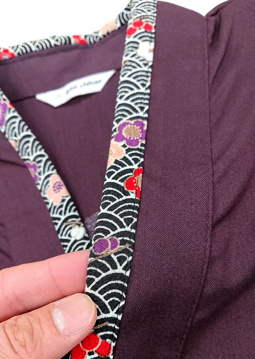 こんな感じで無地の作務衣（さむえ）のエリ部分に和柄のパイピング加工を施しました。<br>作務衣はただでさえ和風な雰囲気なのに、この加工により一層個性的なユニフォームに大変身してくれました！