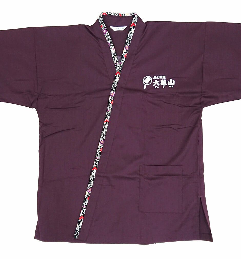 さらに左胸には力士料理・大亀山様の店名とロゴマークをオリジナルプリント加工。