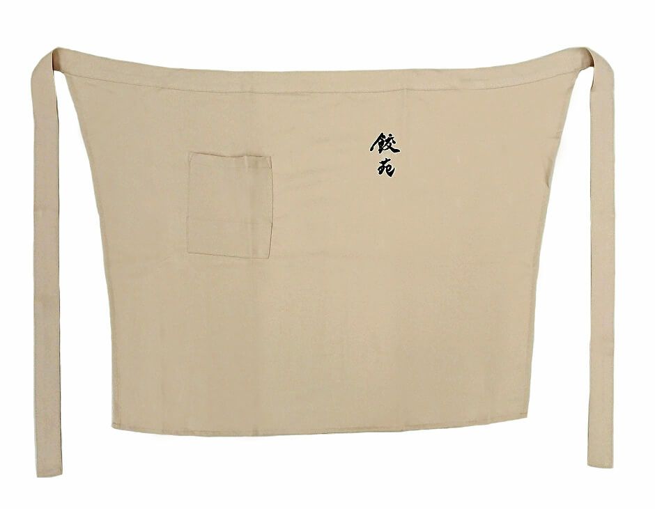 餃苑様のロゴ刺繍入りエプロンの出来上がりのお写真も紹介です。<br>大きすぎず、小さすぎないロゴマークが、さり気なく入っている所がかっこいい♪