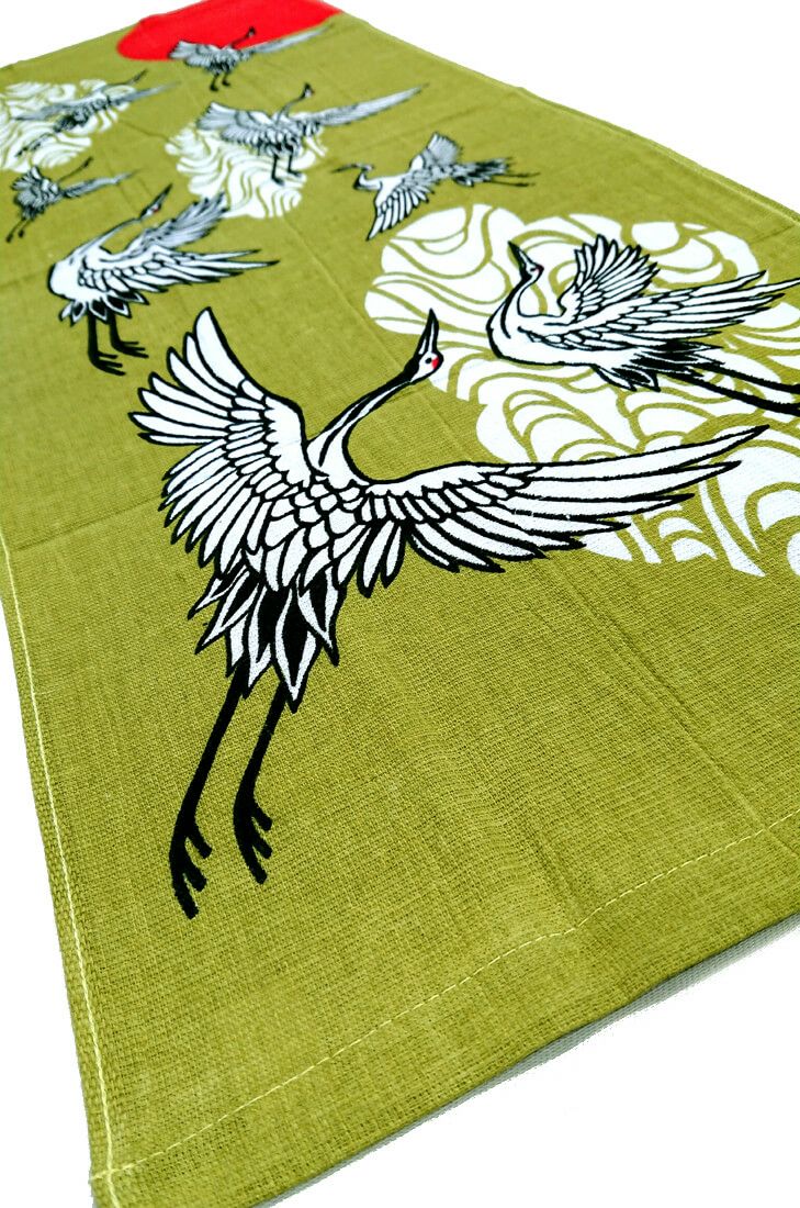 長寿を表すと言われてういる鶴の柄。<br>生命力と縁起の良さから昔から人気の柄として色んなアイテムに鶴柄が使われています。<br>ぜひともこの鶴柄タオルを１枚お試しください♪