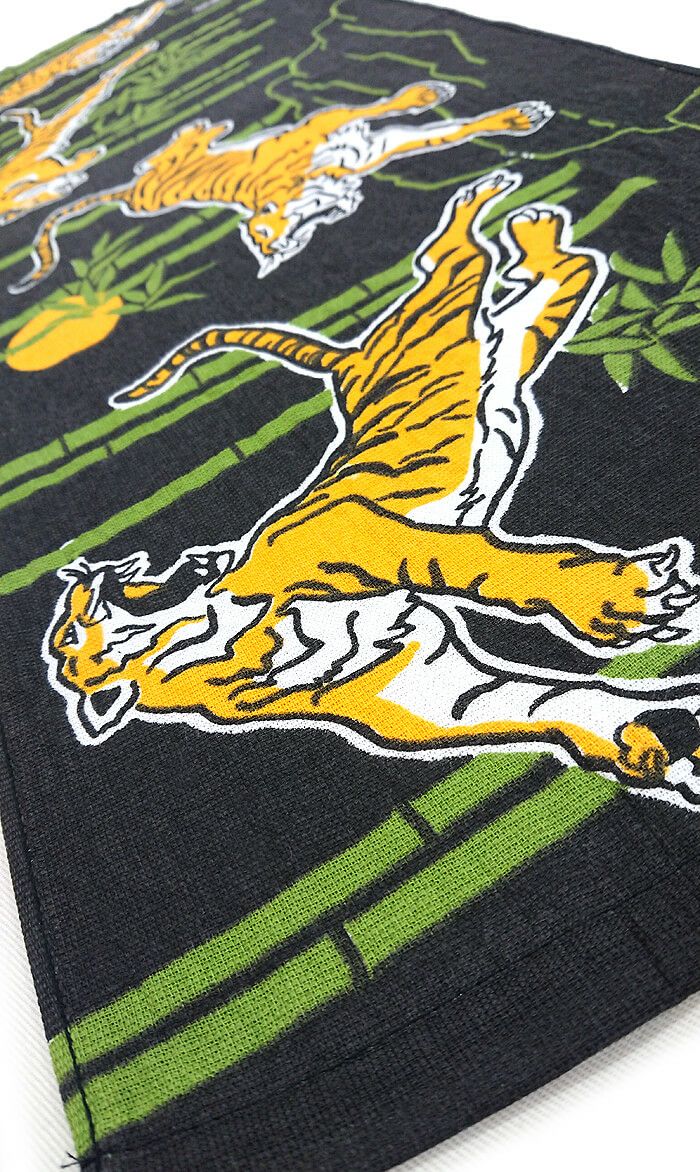 ガォーとかっこいい虎柄です！<br>猛暑もこのかっこよさで乗り切ってください！！！<br>私店長細見としては、この虎柄は黒ベースなので結構なかっこよさと思います。個人的に派手な柄が好きなので、この虎柄はお気に入り♪