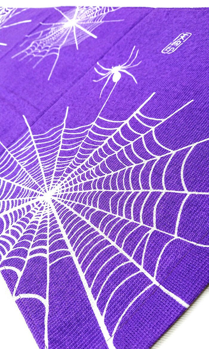 蜘蛛の巣柄の生地と柄のアップ写真です。<br>おしゃれな紫色がキュートな１枚です！<br>蜘蛛は昔から縁起が良いと言われていますし、紫色は高貴で優雅なイメージなので、これは頭巻きタオルの替えの１枚として購入をおすすめいたします♪