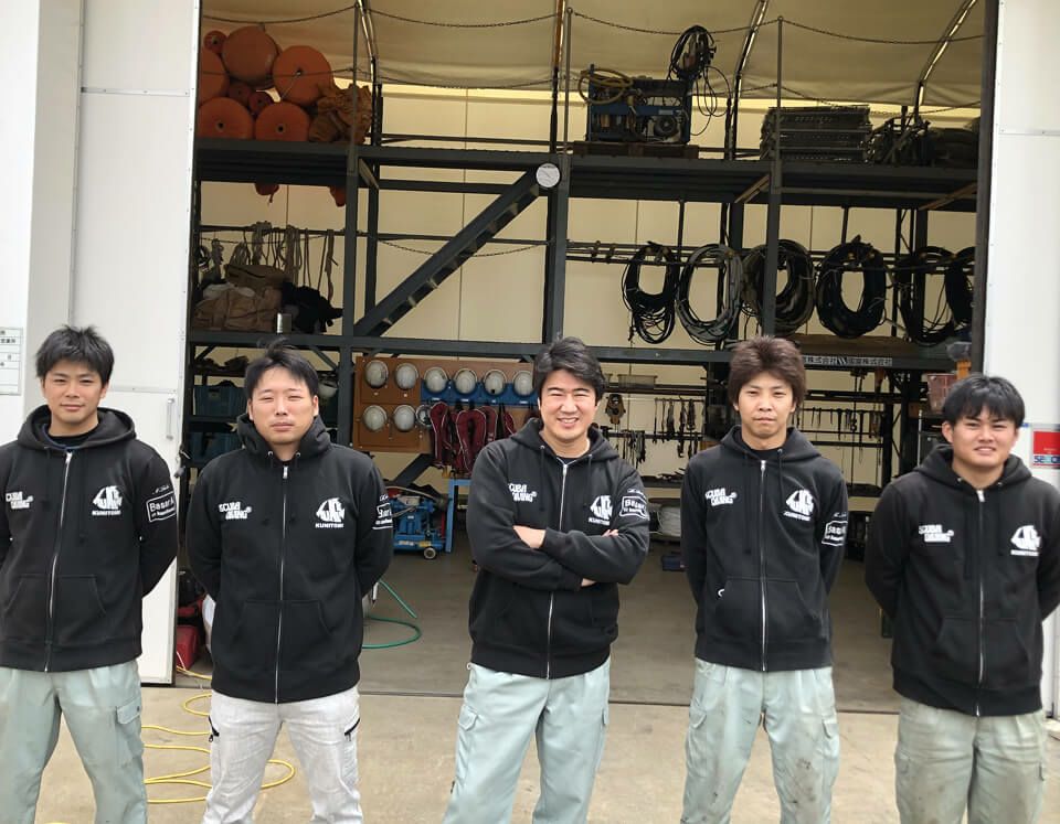 潜水作業会社・國富様のダイバーさん達の名入れパーカーの着用写真でございます。<br>こんな感じで作業ズボンにも黒パーカーはバッチリと似合っててかっこいいです♪