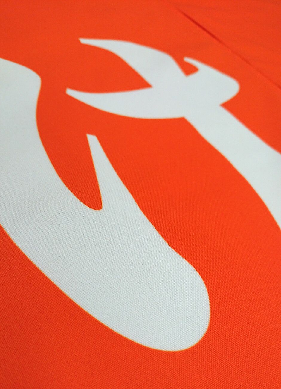 こちらは、さらに『け』の文字部分のプリントの出来上がり具合です。<br>真っ白な生地を昇華の技術でプリントする方法なので、こんなにキレイなのです。<br>色落ちしにくい所も特徴です！