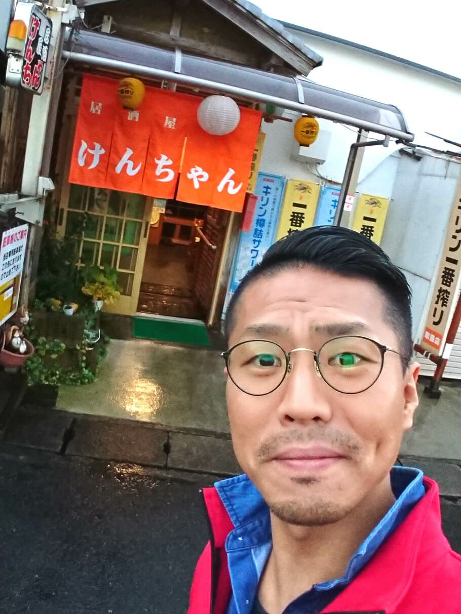 納品後にうれしかったので店長細見が暖簾と一緒に自撮りでパチリと撮影です♪