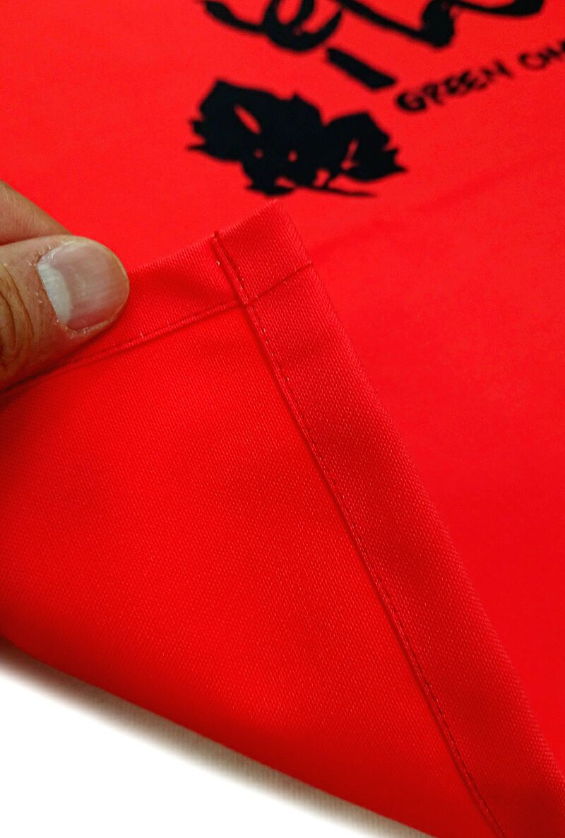 日本国内の暖簾（のれん）工場で縫製しているので、こんなにキレイな出来上がりです。<br>これだけしっかり丁寧に縫製してあるからこそ頑丈なのです。<br>やはり暖簾はある程度、長持ちしないといけませんからね。