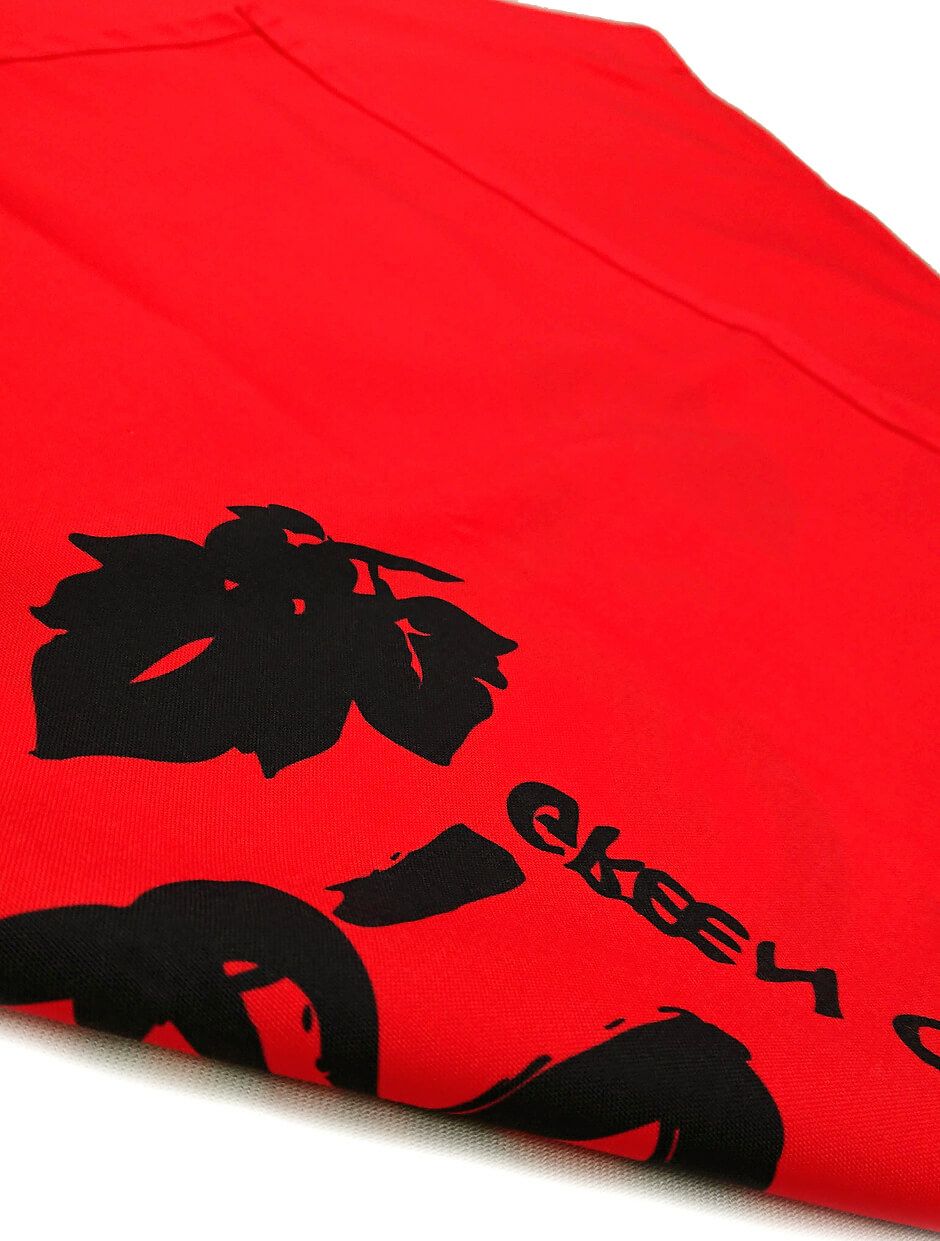 両面プリントなので、裏面もこんな感じで染め上げています。<br>裏面を染めていないと白い生地のままですから、見た目が悪くなってしまいますから、弊社では必ず両面ともにプリントしています。<br>暖簾はお店の顔ですから、かっこよくないといけませんからね♪