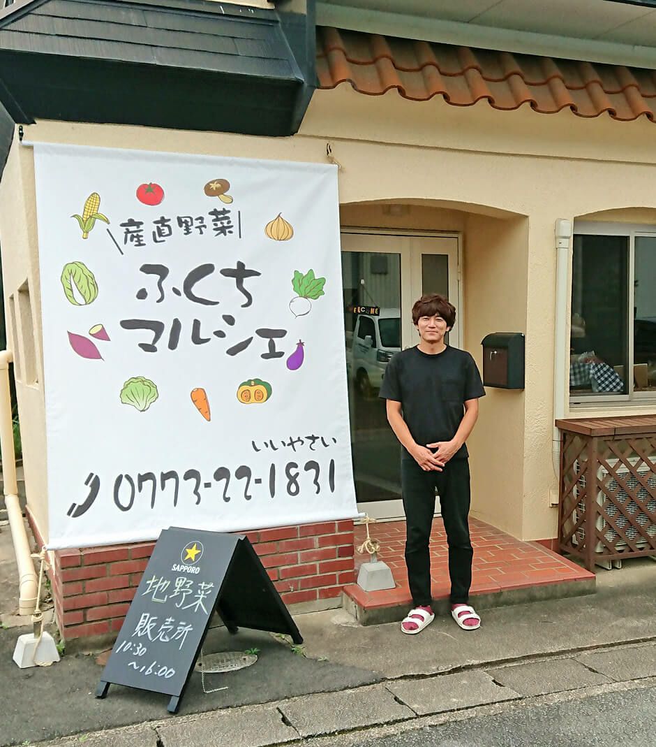 弊社と同じ福知山市なので防水暖簾（のれん）を納品した時に撮影してまいりました。<br>大きな店名と野菜のイラスト、電話番号が強調されつつも白で清潔感を感じる暖簾の完成。<br>店主の前川さんも爽やかですしね♪<br>我ながらかっこいい出来上がりと思います。<br>看板代わりになるのが防水暖簾の良い所！