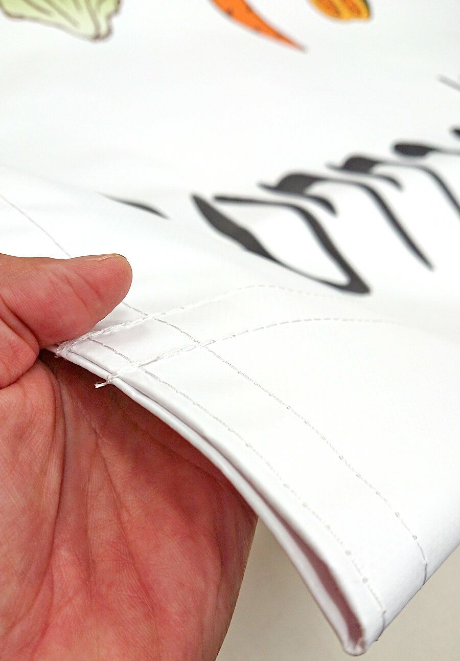 のれん棒を通す所の、縫製部分の超拡大アップ写真です。<br>日本国内の暖簾（のれん）工場で製作しているので、品質が良いたしかな出来上がり具合。<br>縫製技術も最高峰の仕上がりです。