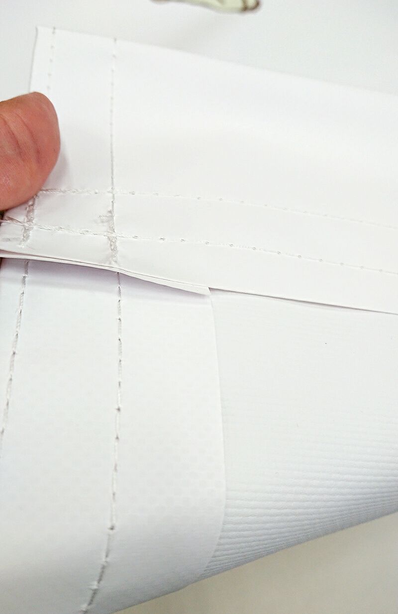 縫製部分の裏面側も撮影いたしました。<br>当たり前のことですが、両面どちらから見ても縫製技術の高さが分かっていただけると思います。<br>これぐらいキレイに仕上げておかないと、お店の看板とも言える防水外暖簾は頑丈じゃないといけませんからね！