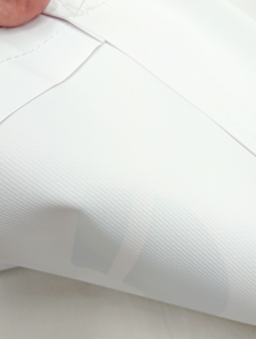 防水ターポリンという分厚い0.42mmの生地です。<br>両面ともに防水生地なので雨にぬれても大丈夫。<br>分厚いので頑丈で長持ち設計です。<br>（普通の暖簾と比べて外暖簾は厚手のターポリン生地なのである程度の重さがございます）