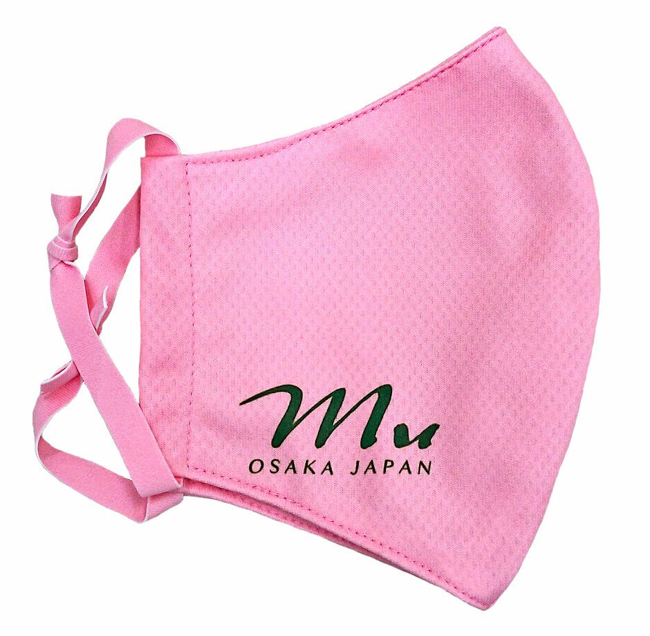 ロゴ入りマスクが完成したので発送前に弊社で撮影しました。やさしいピンク色がかわいらしいです♪