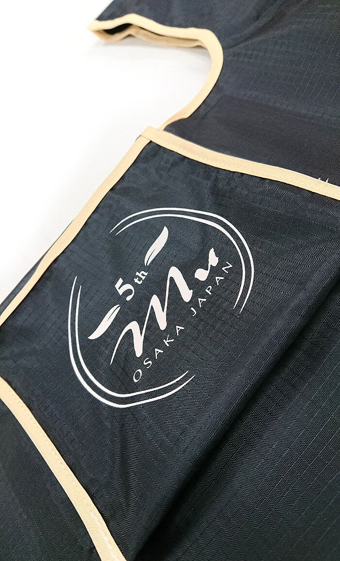 ロゴプリント部分の超拡大アップ写真です。<br>今回もインクでプリントする方法のシルクプリントで名入れしていますので、耐久性は抜群に良いです！