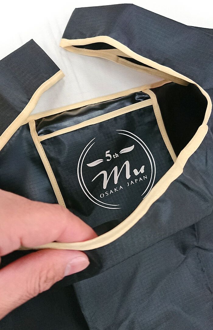 こんな感じで、撮影の為にあえて外に出していたポケット部分を内側に収納してみた所の写真です。<br>こんな感じで、さりげなくお洒落な感じでロゴプリントが完成しました！