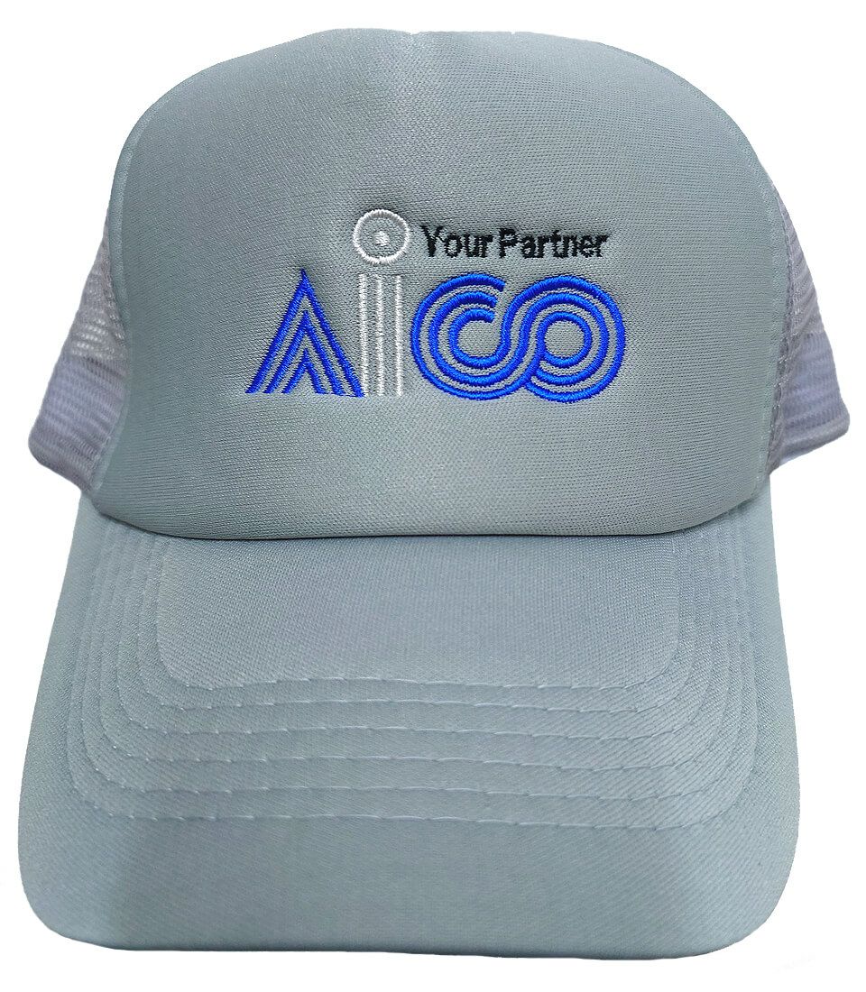 刺繍入りキャップを正面から撮影しました。