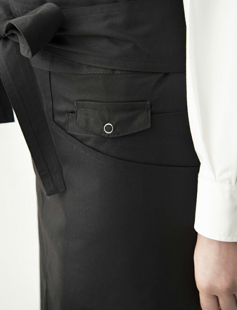 左腰ポケット内側にフラップ付きソムリエナイフ収納ポケット付き