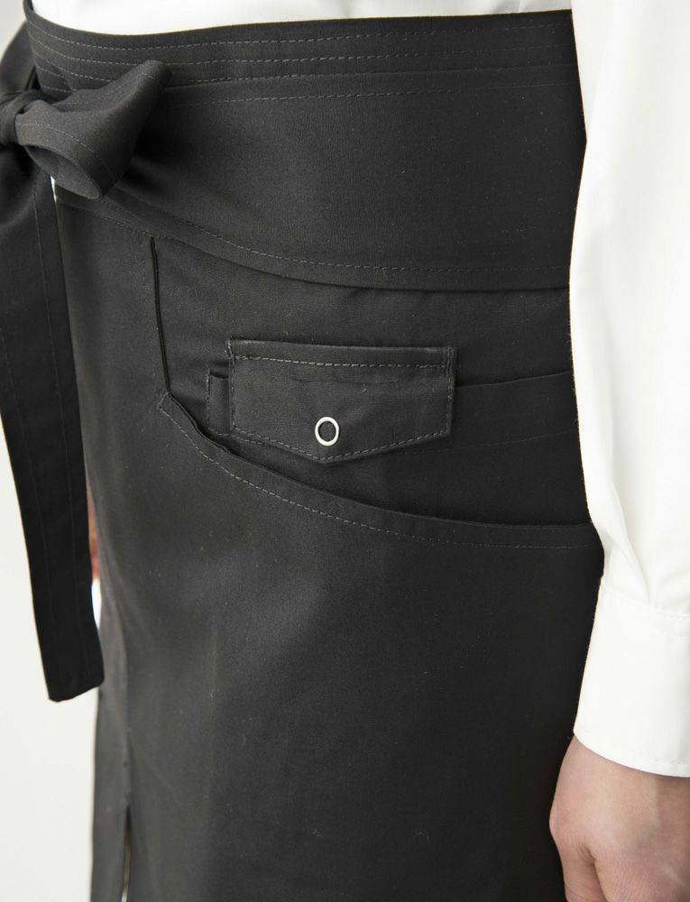 フラップ付きのソムリエナイフ収納ポケット