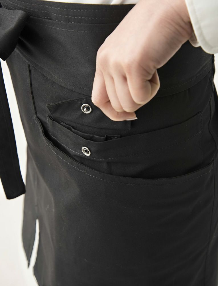 左腰ポケット内側にフラップ付きソムリエナイフ収納ポケット付き