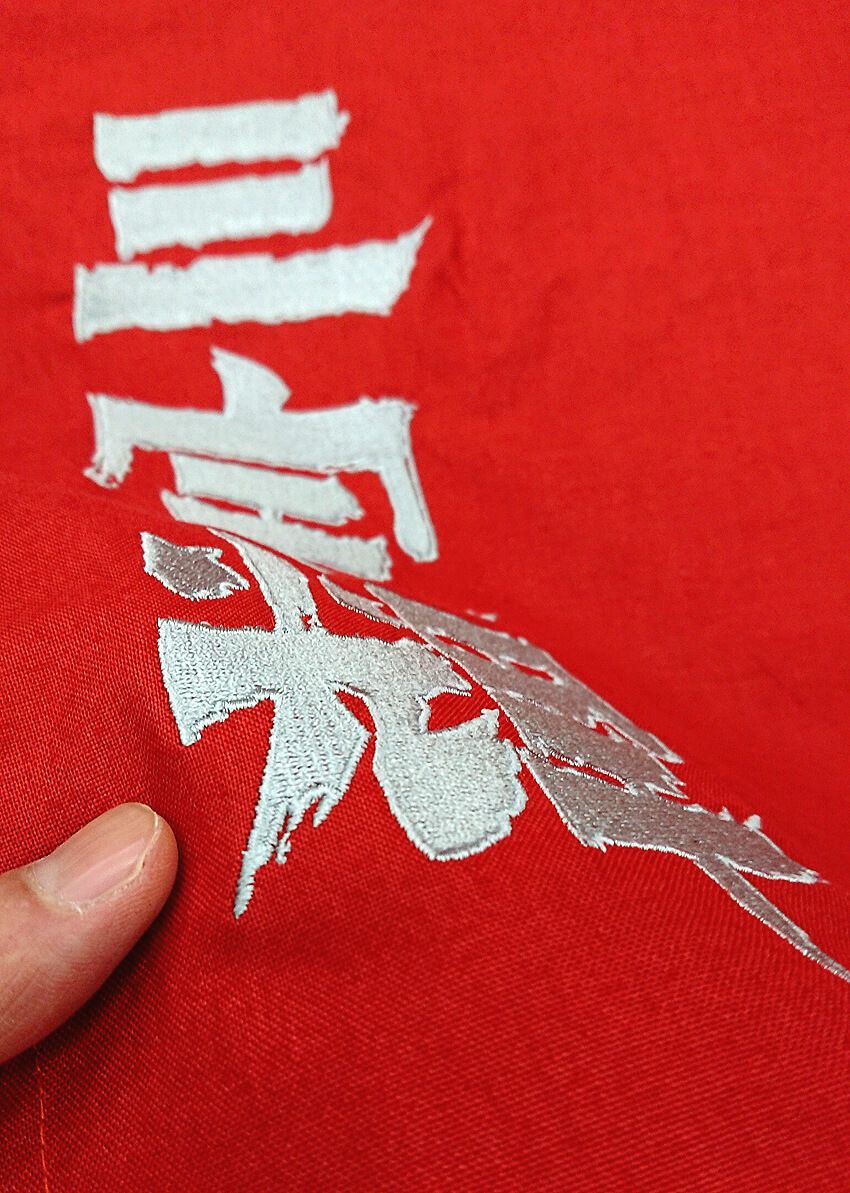 ロゴ刺繍部分の超拡大アップ写真です。<br>さらに刺繍は高級感あるので、パッと見た目にも刺繍の風合いはかっこいいです。