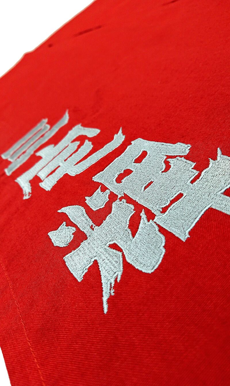 こちらの角度からもロゴ刺繍を撮影いたしました。