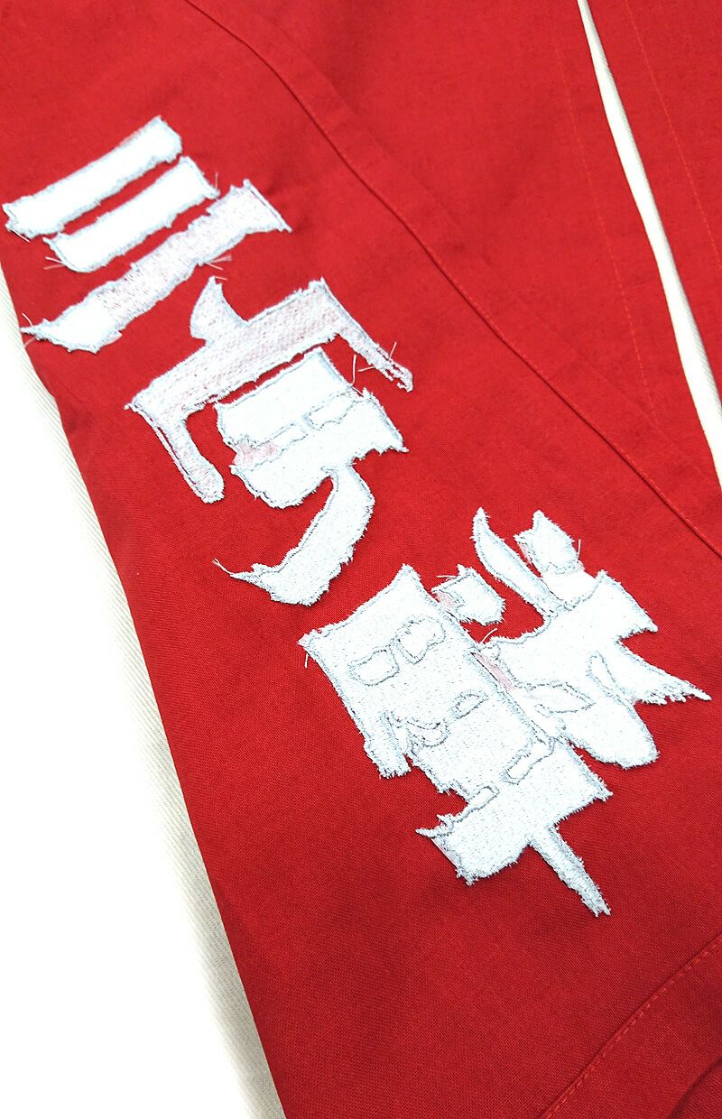 刺繍なので、裏面はこんな感じで縫製の跡がくっきりと出ます。<br>今回はカウンターと厨房との間仕切り用の内暖簾として製作されたので、刺繍でも裏面が見えないので違和感はゼロ。