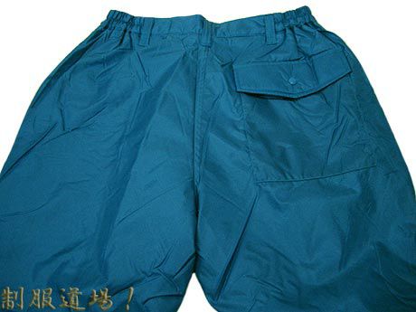 防寒ズボン（品番377）のバックスタイル　お尻のポケットは１個