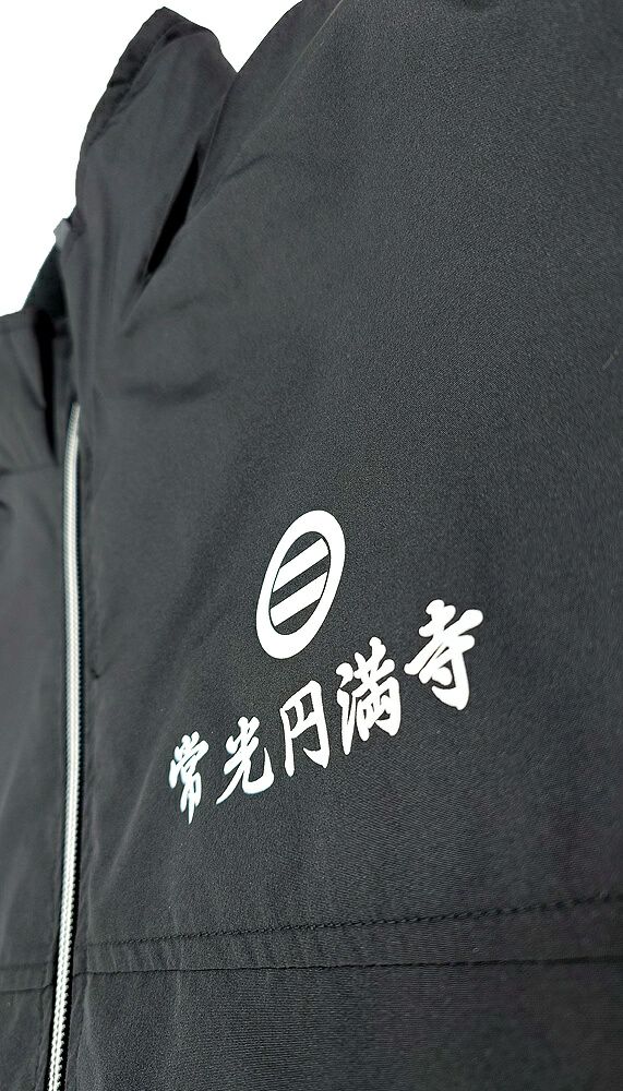 左胸に入れたプリント部分の超拡大アップ写真も撮影でございます。<br>小さな文字でもキレイにインクで表現できています。