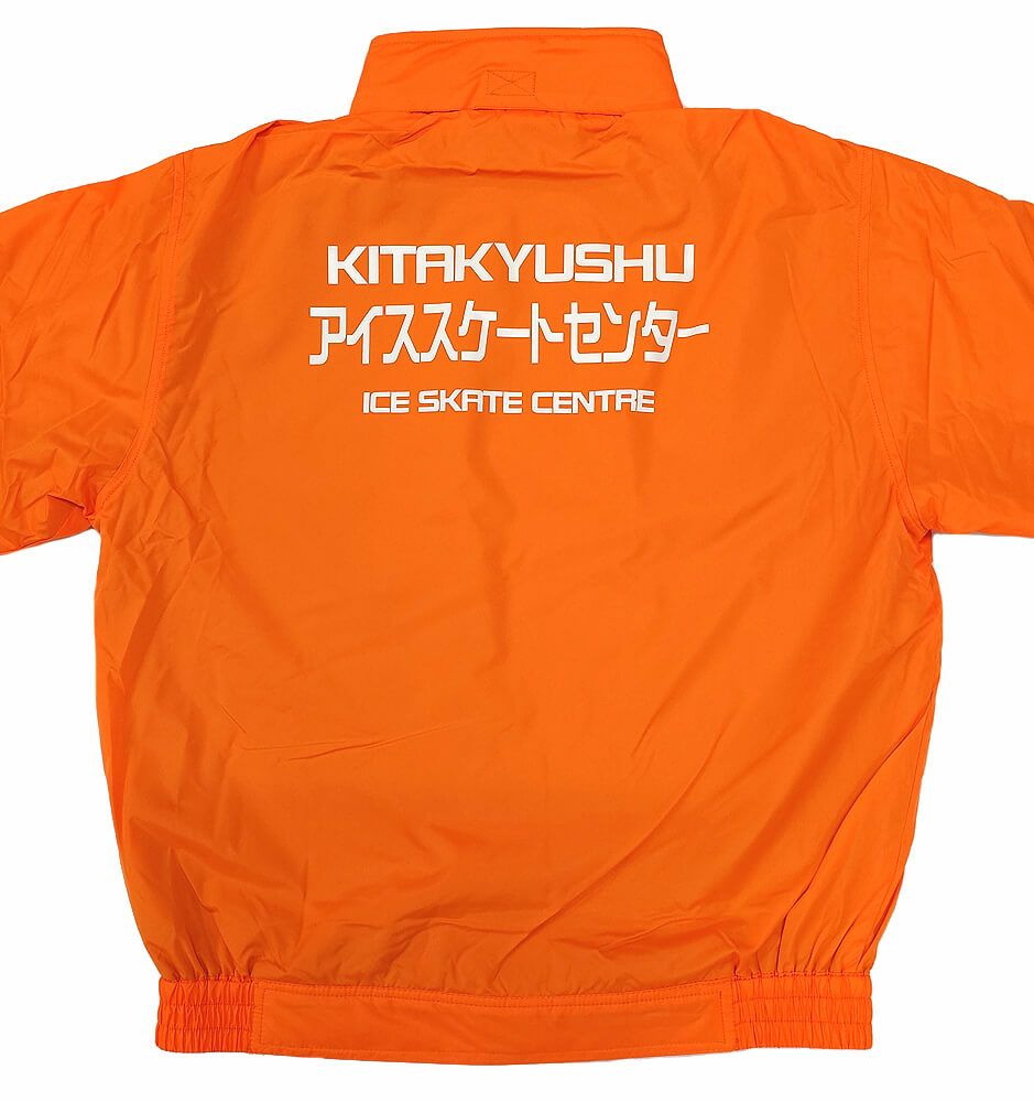 お客様の社名入りオリジナルプリントの完成写真をご紹介。<br>背中の大きな社名が目立っていてGOOD！